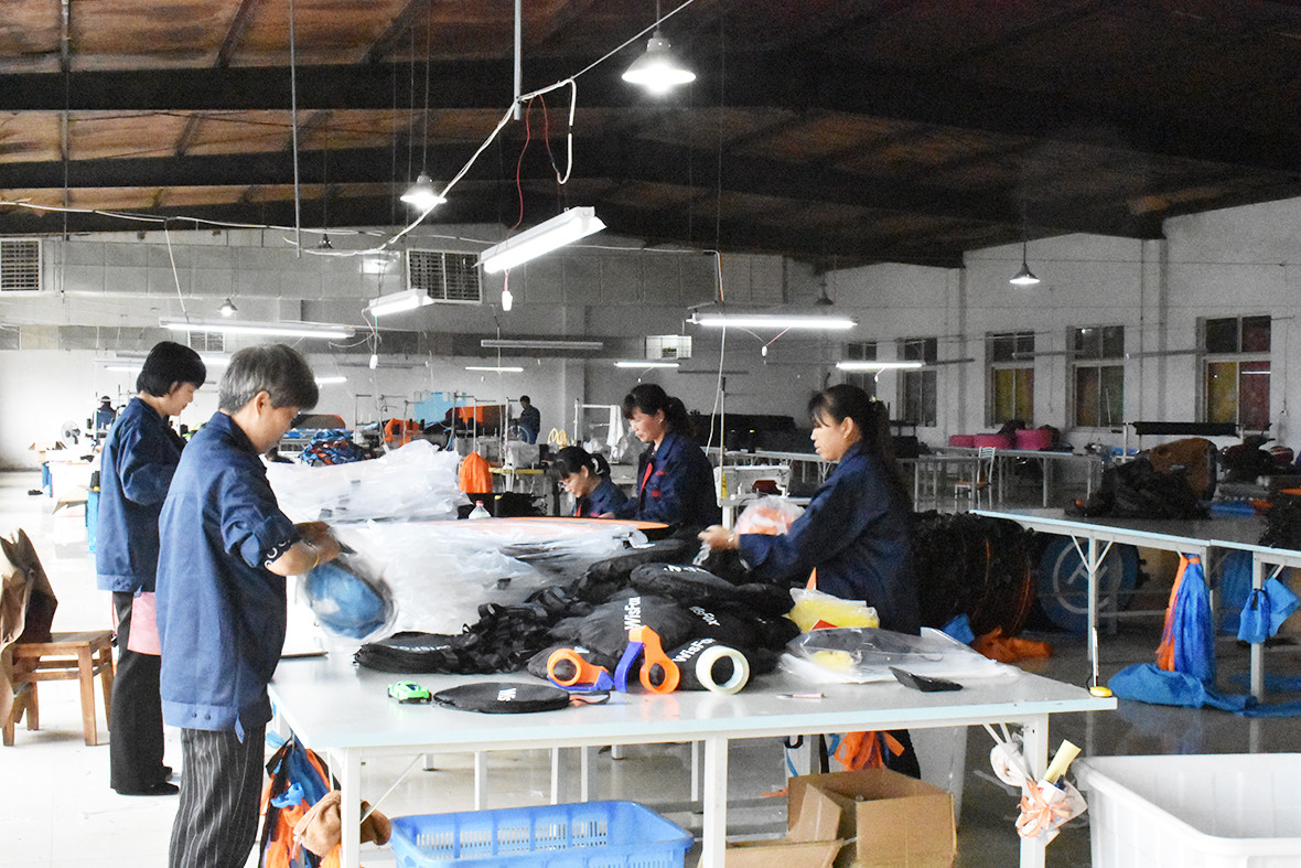 SHAOXING SHANGYU ENZE PHOTOGRAPHIC EQUIPMENT CO.,LTD. factory production line
